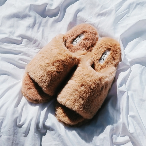 🚨FEW SIZES LEFT// Taupe fur slides - Picture 3 of 4